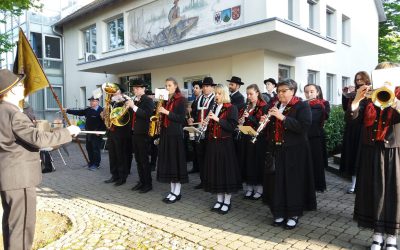 Trachtenkapelle begleitet Maibaumstellen